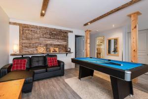 a living room with a pool table in it at Le Chic Chac - Chalet in Petite-Rivière-Saint-François