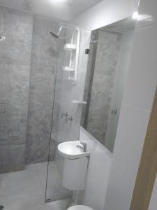 a bathroom with a toilet and a shower and a sink at Casa Jac in Bucaramanga