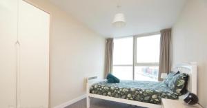 Кровать или кровати в номере Floor-ceiling windows, Harbour/Sea Views, Sleeps 5