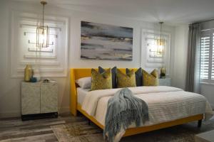 - une chambre avec un lit doté d'une tête de lit jaune et d'oreillers dans l'établissement Luxurious Villa near Disney with Resort Amenities, à Davenport
