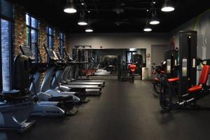 - une salle de sport avec des tapis de course et des machines dans l'établissement Luxurious Villa near Disney with Resort Amenities, à Davenport
