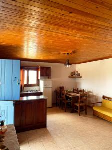 eine Küche und ein Esszimmer mit Holzdecke in der Unterkunft Tetrapolis cottage in Karpathos