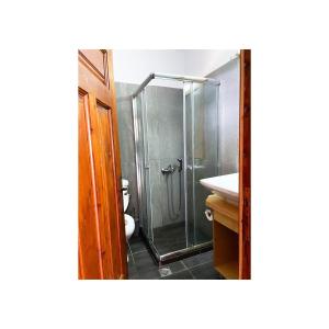 ein Bad mit einer Dusche, einem WC und einem Waschbecken in der Unterkunft Tetrapolis cottage in Karpathos