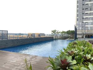 a large pool of water in a city at Vasanta Innopark Appartemen in Jarakasta
