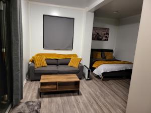 ein Wohnzimmer mit einem Sofa und einem Bett in der Unterkunft Hilltop Rural Retreat in Loburn