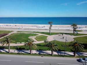 un parque cerca de la playa con palmeras y el océano en Residence Las palmas, en M'diq