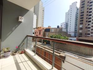balcone con vista sulla città di Acogedora Habitación en Miraflores a Lima