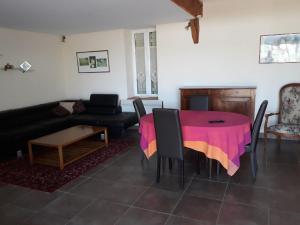ein Wohnzimmer mit einem Tisch und einem Sofa in der Unterkunft Gîte Chirat-l'Église, 5 pièces, 10 personnes - FR-1-489-229 in Chirat-lʼÉglise