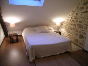 ein Schlafzimmer mit einem Bett und zwei Lampen an zwei Tischen in der Unterkunft Gîte Chirat-l'Église, 5 pièces, 10 personnes - FR-1-489-229 in Chirat-lʼÉglise