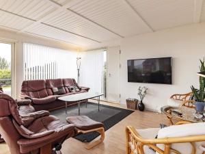 ein Wohnzimmer mit Ledermöbeln und einem Flachbild-TV in der Unterkunft Holiday home Ebberup VII in Ebberup
