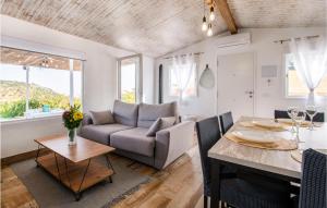 Χώρος καθιστικού στο Awesome Home In El Gastor With Kitchen