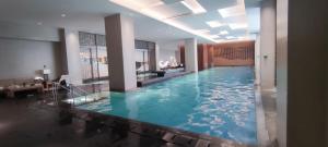 Bazén v ubytování BRANZ BSD Prime Location - BSD Central Business District & ICE BSD nebo v jeho okolí