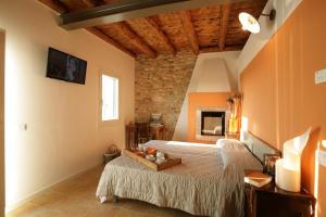 1 dormitorio con 1 cama y chimenea en Bed & Breakfast Le Coste, en Lazise