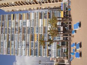 an aerial view of a tall building with a palm tree at Las Palmeras - Zand Properties in Benidorm
