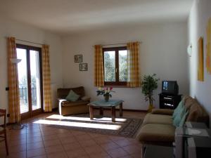 - un salon avec un canapé et une table dans l'établissement Villa Venturelli, à Tignale