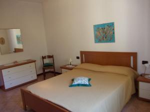 - une chambre avec un lit, une commode et un miroir dans l'établissement Villa Venturelli, à Tignale