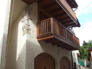 een balkon aan de zijkant van een gebouw bij Girasole in Levico Terme