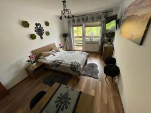 Łóżko lub łóżka w pokoju w obiekcie Apartament Krupówki Centrum