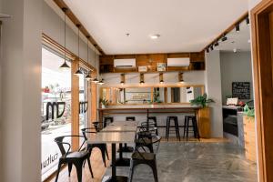 Madonna Hometel and Suites New Pandan في Panabo: غرفة طعام ومطبخ مع طاولة وكراسي