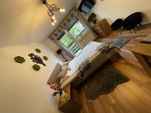 a room with a bed and a window at Apartament Krupówki Centrum in Zakopane