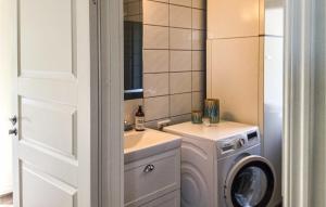 uma casa de banho com uma máquina de lavar roupa e um lavatório em Gorgeous Home In Hudiksvall With Wifi em Hudiksvall