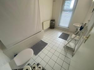 biała łazienka z toaletą i umywalką w obiekcie Osthafen IV w Berlinie