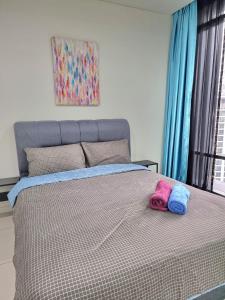 - une chambre avec un lit et 2 serviettes dans l'établissement Studio at The Ridge KL East W, à Kuala Lumpur