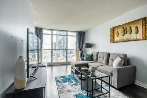 un soggiorno con divano e tavolo di GLOBALSTAY 1 Bedroom & Den Condo in the Heart of Downtown Toronto a Toronto