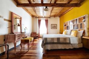 Postel nebo postele na pokoji v ubytování Old Town Quito Suites, Elegant Comfort & Space in the Historic Center