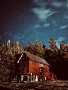 uma cabana de madeira sob um céu estrelado à noite em Oxford Tiny House em Oxford