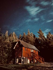 a wooden cabin under a starry sky at night at Oxford Tiny House in Oxford