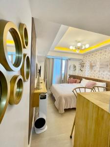 een kleine slaapkamer met een bed en een kamer met: bij Chic Hideaway at Azure North Bali Tower in San Fernando