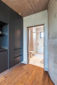 um quarto vazio com casa de banho com WC em Live Soho Boutique & Apartments Palermo Soho em Buenos Aires