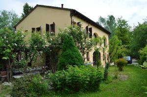 an old house with a garden in front of it at La Villa delle Rose near Venice in Trebaseleghe