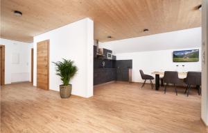 A kitchen or kitchenette at Stilvolle Ferienwohnung