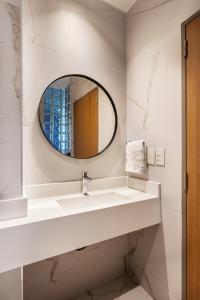 ein Bad mit einem Waschbecken und einem Spiegel in der Unterkunft Live Soho Boutique & Apartments Palermo Soho in Buenos Aires