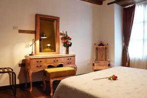 Postel nebo postele na pokoji v ubytování Old Town Quito Suites, Elegant Comfort & Space in the Historic Center