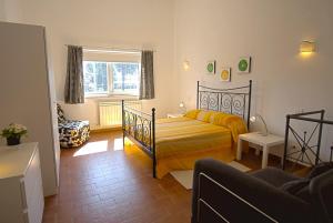 um quarto com uma cama e uma sala de estar em Country House Case Di Stratola em Montella