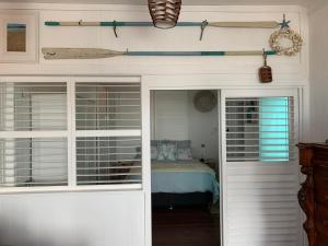 - une chambre avec un lit dans une pièce dotée de fenêtres dans l'établissement sea forever, à Port Vincent