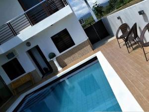 Bazén v ubytování Paradise Beach House D-2 nebo v jeho okolí