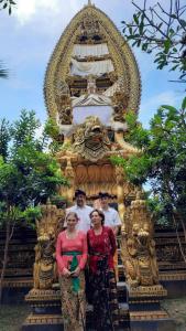 eine Gruppe von Menschen, die vor einem Tempel stehen in der Unterkunft Villa D'Carik Bali in Denpasar