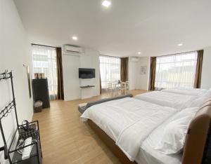 ナゴヤにあるCN Homestay B3 Floor 2 at Nagoya Hill Mallの大きなベッドルーム(大型ベッド1台、テレビ付)