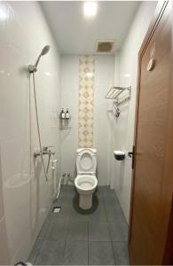 ナゴヤにあるCN Homestay B3 Floor 2 at Nagoya Hill Mallの小さなバスルーム(トイレ、シャワー付)