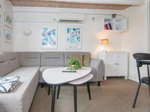 HemmetにあるHoliday home Hemmet CLIのソファとテーブルのあるリビングルーム