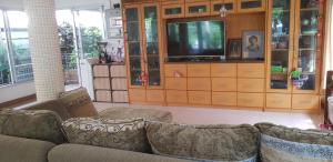 TV a/nebo společenská místnost v ubytování Pakin house