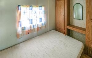 een bed in een kamer met een raam bij 2 Bedroom Lovely Home In Legbad in Legbąd