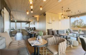 Χώρος καθιστικού στο Beach Front Home In Lembruchdümmer See