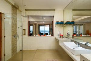 un bagno con lavandino e doccia di Cocobay Unawatuna a Unawatuna