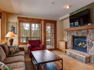 Una sala de estar con un sofá y una chimenea. en Luxury 1 Bedroom Mountain Vacation Rental In Breckenridge With Access To A Hot Tub And Heated Garage Parking, en Breckenridge