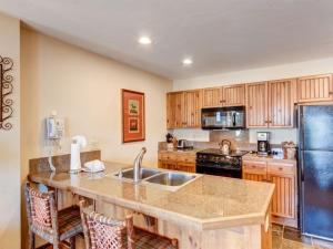 una cocina con fregadero y encimera en Luxury 1 Bedroom Mountain Vacation Rental In Breckenridge With Access To A Hot Tub And Heated Garage Parking, en Breckenridge